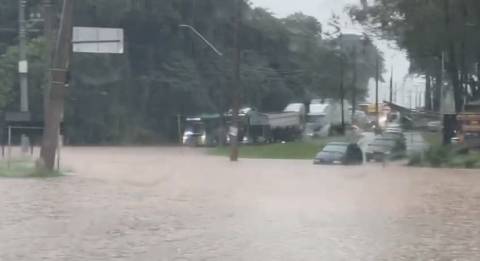 Após Forte Chuva Na Região De Aldeia Da Serra, área Próxima Ao Começo ...