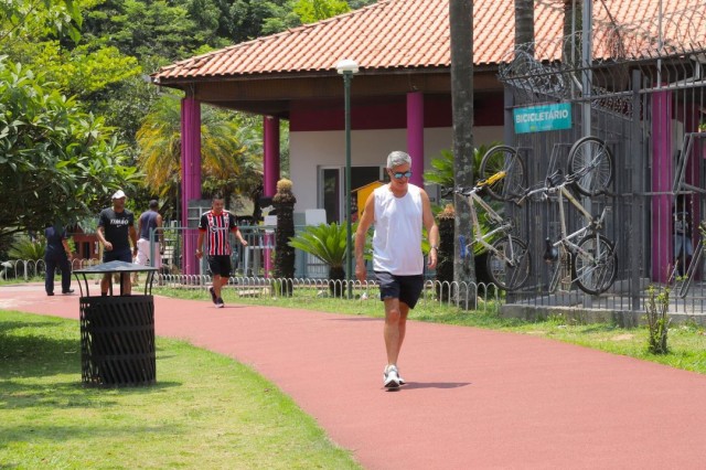 População deve estar atenta aos cuidados necessários para evitar problemas relacionados ao calor excessivo (Foto: Secom Barueri)