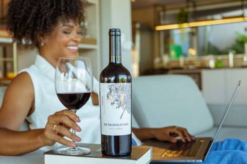 Wine lança campanha Black Wine com descontos de até 80% e ofertas exclusivas